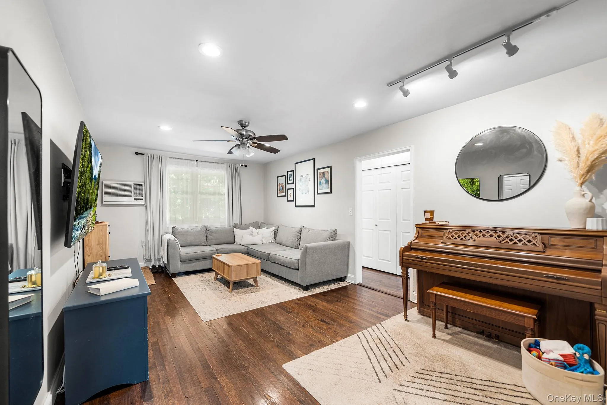 230-04 Kingsbury Avenue, New York, NY, 1 Bedroom Bedrooms, 3 Rooms Rooms,1 BathroomBathrooms,Residential,For Rent,Kingsbury,0,1049932 230-04 Kingsbury Avenue, New York, NY, 1 Bedroom Bedrooms, 3 Rooms Rooms,1 BathroomBathrooms,Residential,For Rent,Kingsbury,0,1049932