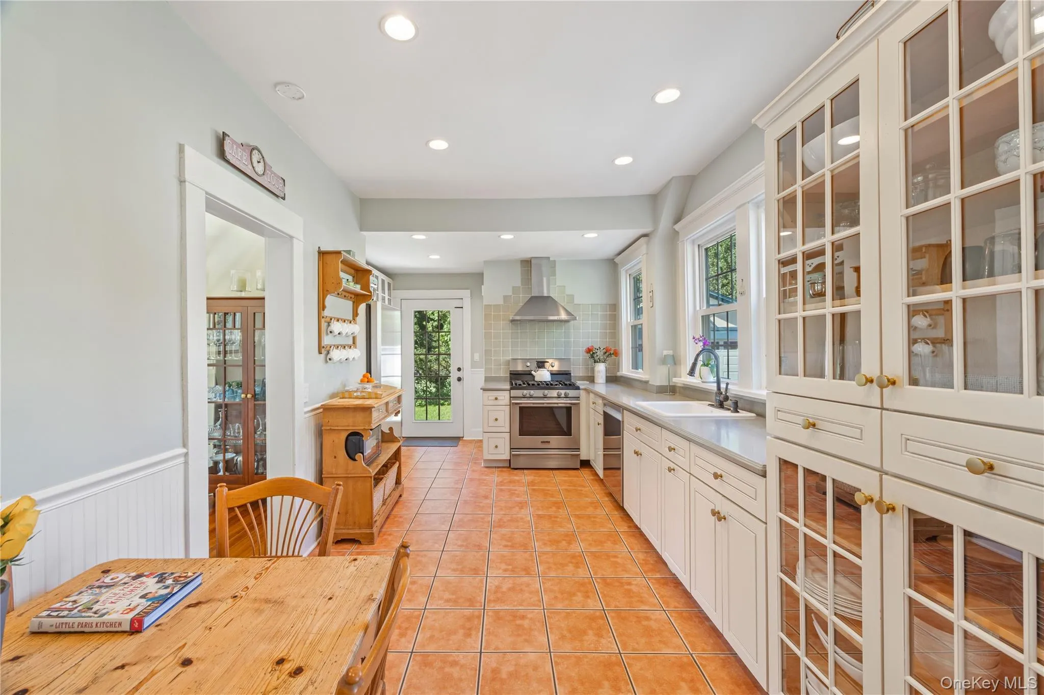 Large eat-in kitchen Large eat-in kitchen