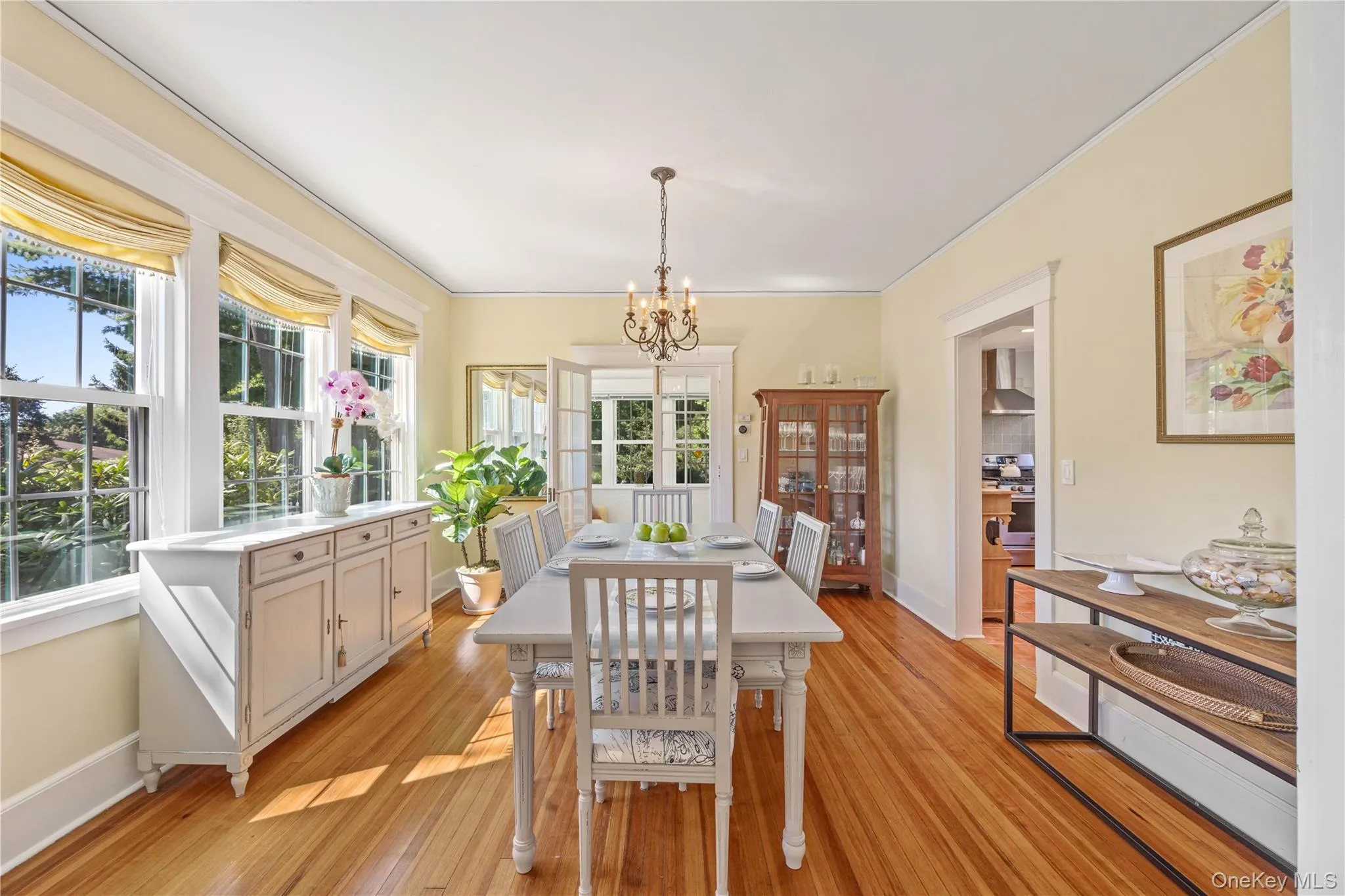 Separate dining room Separate dining room