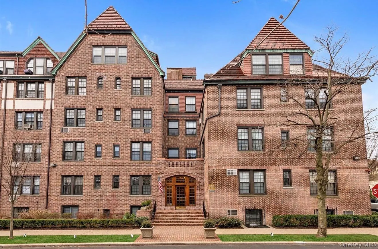 6 Burns Street, New York, NY, 2 Bedrooms Bedrooms, 4 Rooms Rooms,1 BathroomBathrooms,Residential,For Rent,Burns,0,1049957 6 Burns Street, New York, NY, 2 Bedrooms Bedrooms, 4 Rooms Rooms,1 BathroomBathrooms,Residential,For Rent,Burns,0,1049957