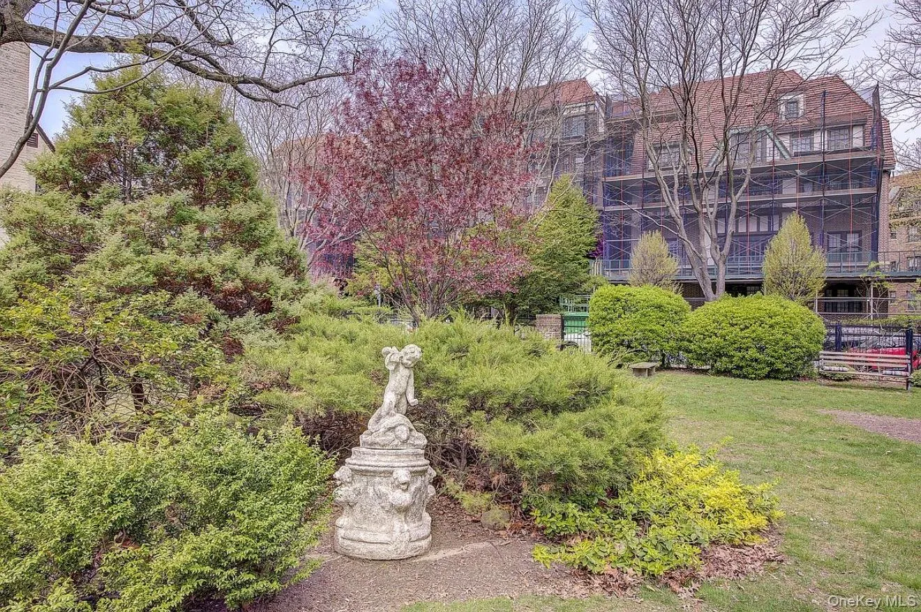 6 Burns Street, New York, NY, 2 Bedrooms Bedrooms, 4 Rooms Rooms,1 BathroomBathrooms,Residential,For Rent,Burns,0,1049957 6 Burns Street, New York, NY, 2 Bedrooms Bedrooms, 4 Rooms Rooms,1 BathroomBathrooms,Residential,For Rent,Burns,0,1049957