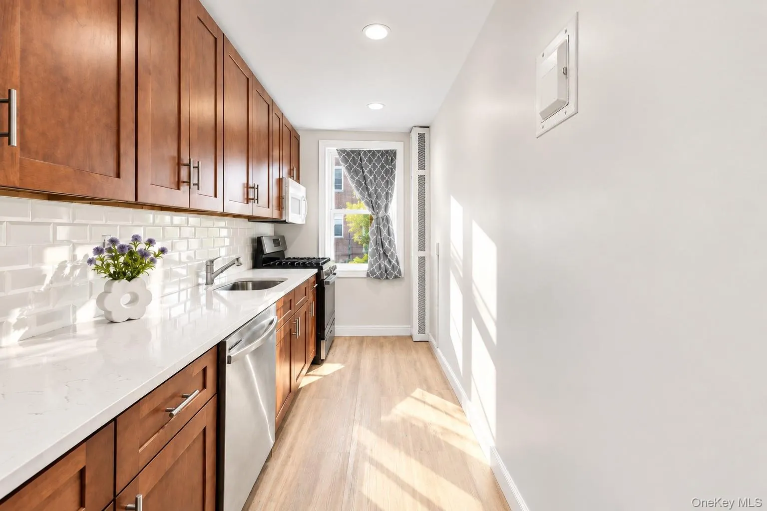 Quartz Counter Top w. White Subway Tile Backsplash Quartz Counter Top w. White Subway Tile Backsplash
