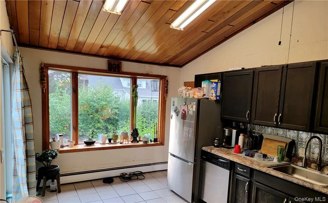 Kitchen with high ceiling Kitchen with high ceiling