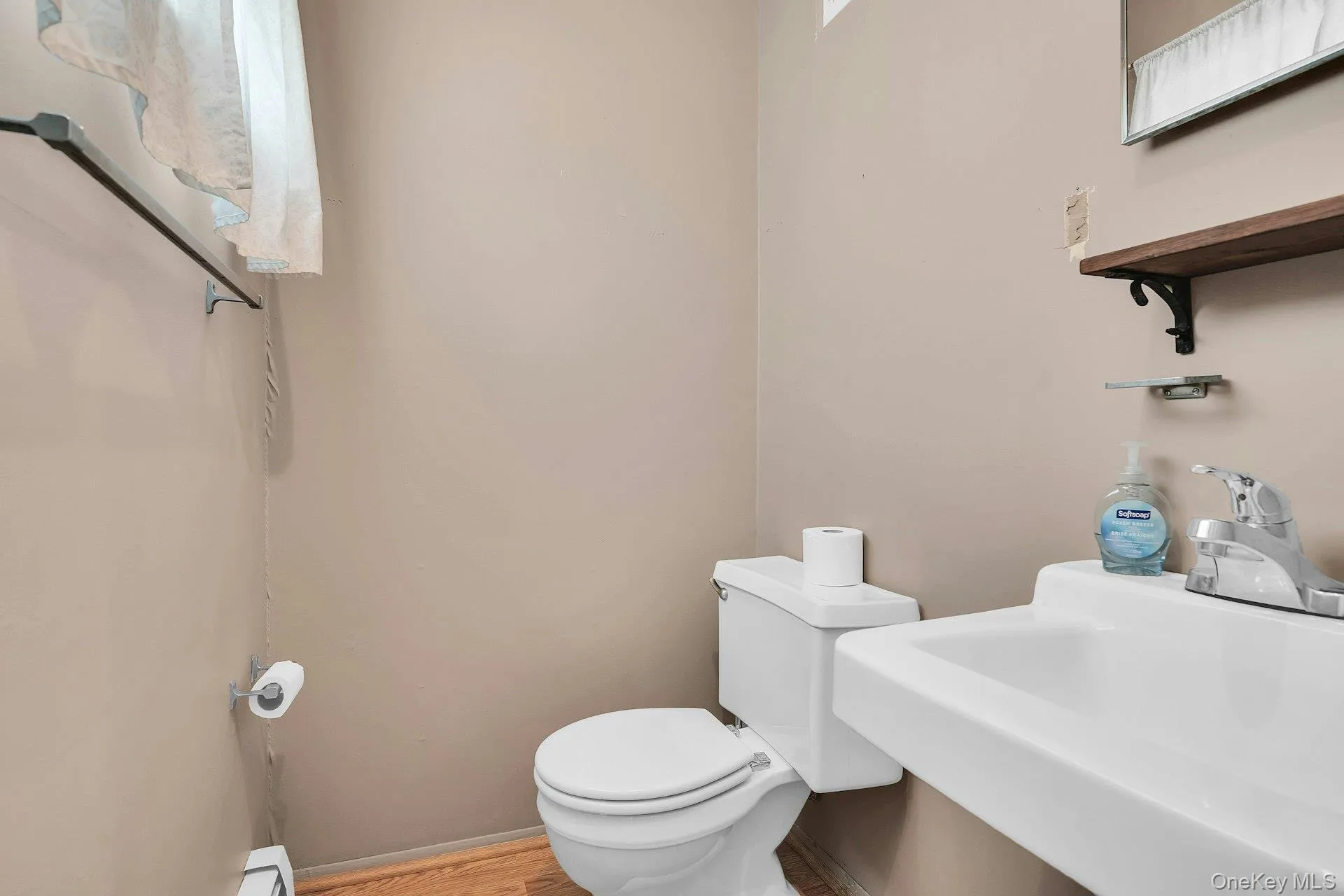 206 Alkier Street, Islip, NY, 3 Bedrooms Bedrooms, 7 Rooms Rooms,1 BathroomBathrooms,Residential,For Rent,Alkier,0,1050033 206 Alkier Street, Islip, NY, 3 Bedrooms Bedrooms, 7 Rooms Rooms,1 BathroomBathrooms,Residential,For Rent,Alkier,0,1050033