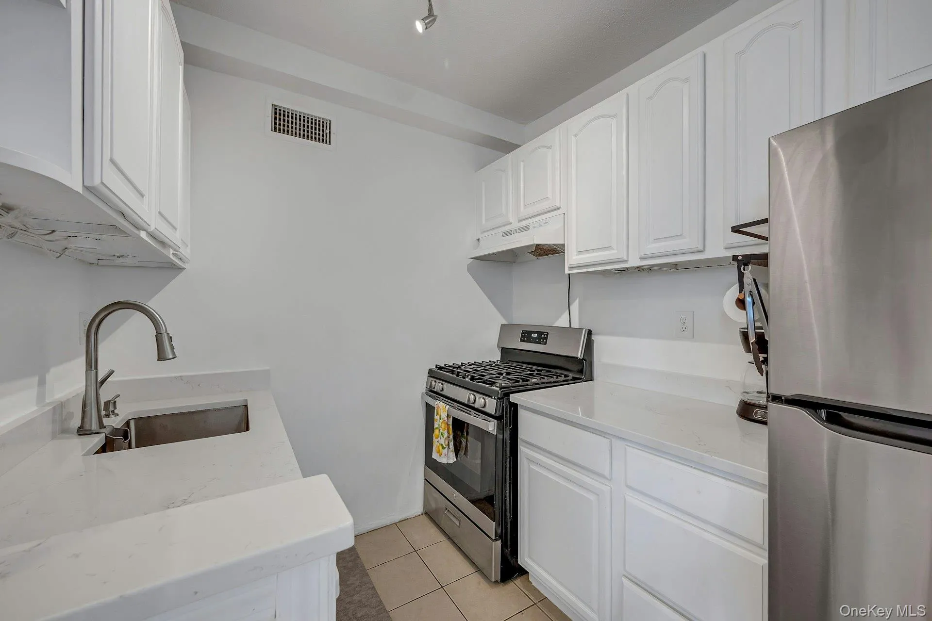 2400 Johnson Avenue, New York, NY, 1 Bedroom Bedrooms, 3 Rooms Rooms,1 BathroomBathrooms,Residential,For Rent,Johnson,0,1050038 2400 Johnson Avenue, New York, NY, 1 Bedroom Bedrooms, 3 Rooms Rooms,1 BathroomBathrooms,Residential,For Rent,Johnson,0,1050038