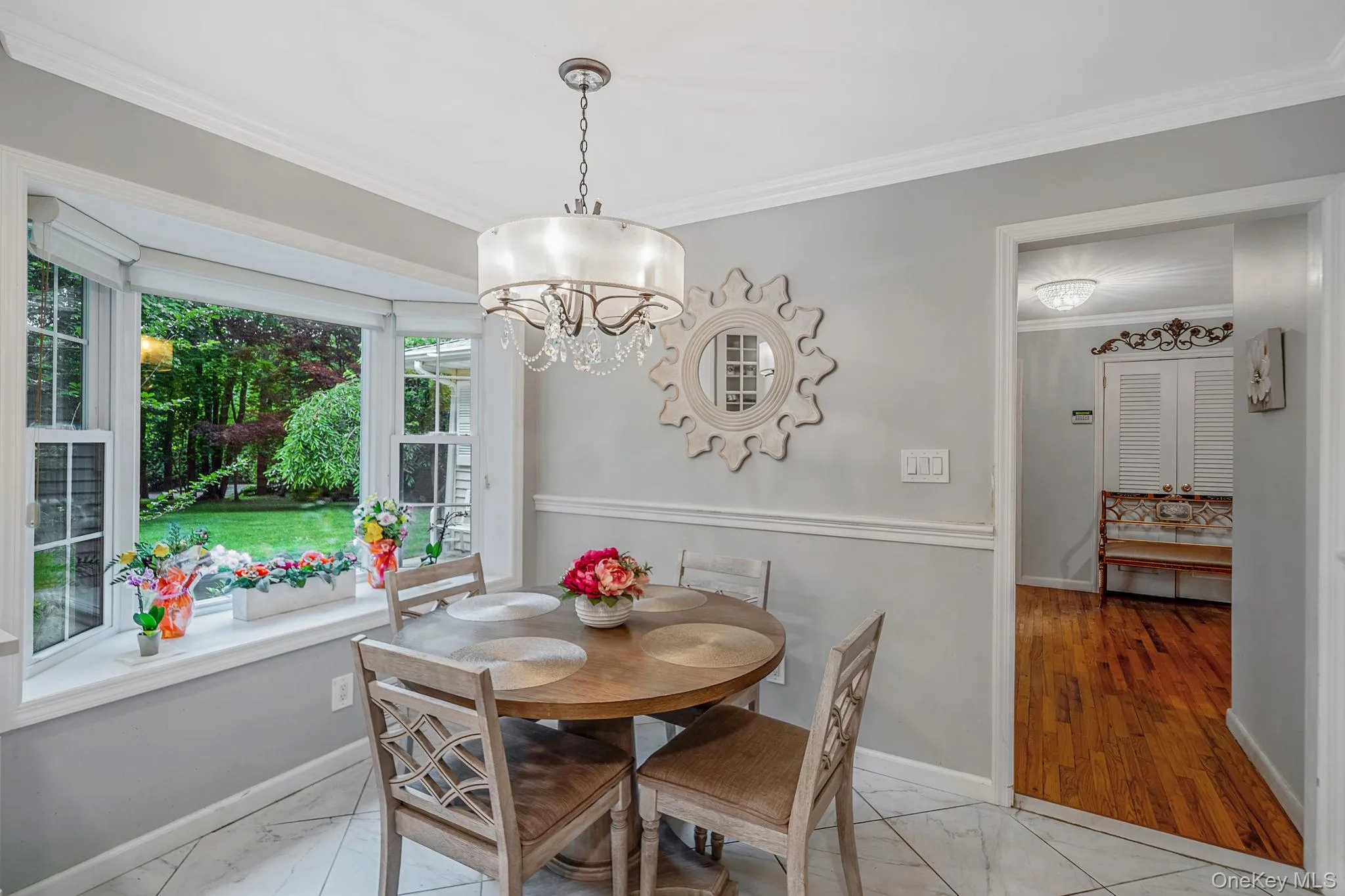 CHarming dining area with picture window CHarming dining area with picture window