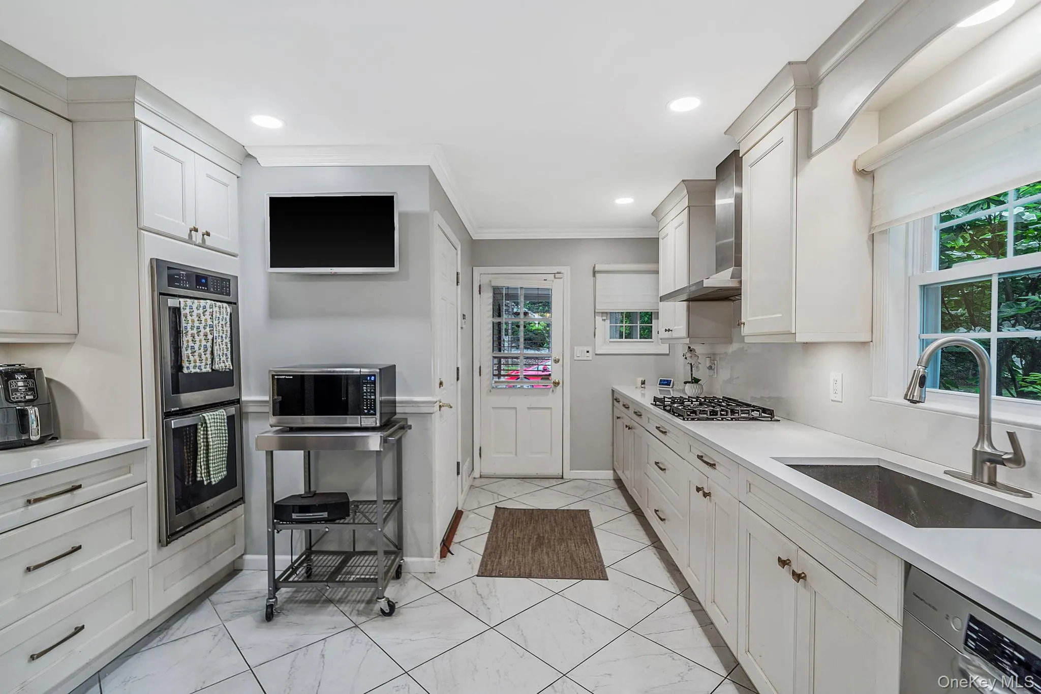 Updated kitchen, tile floor Updated kitchen, tile floor