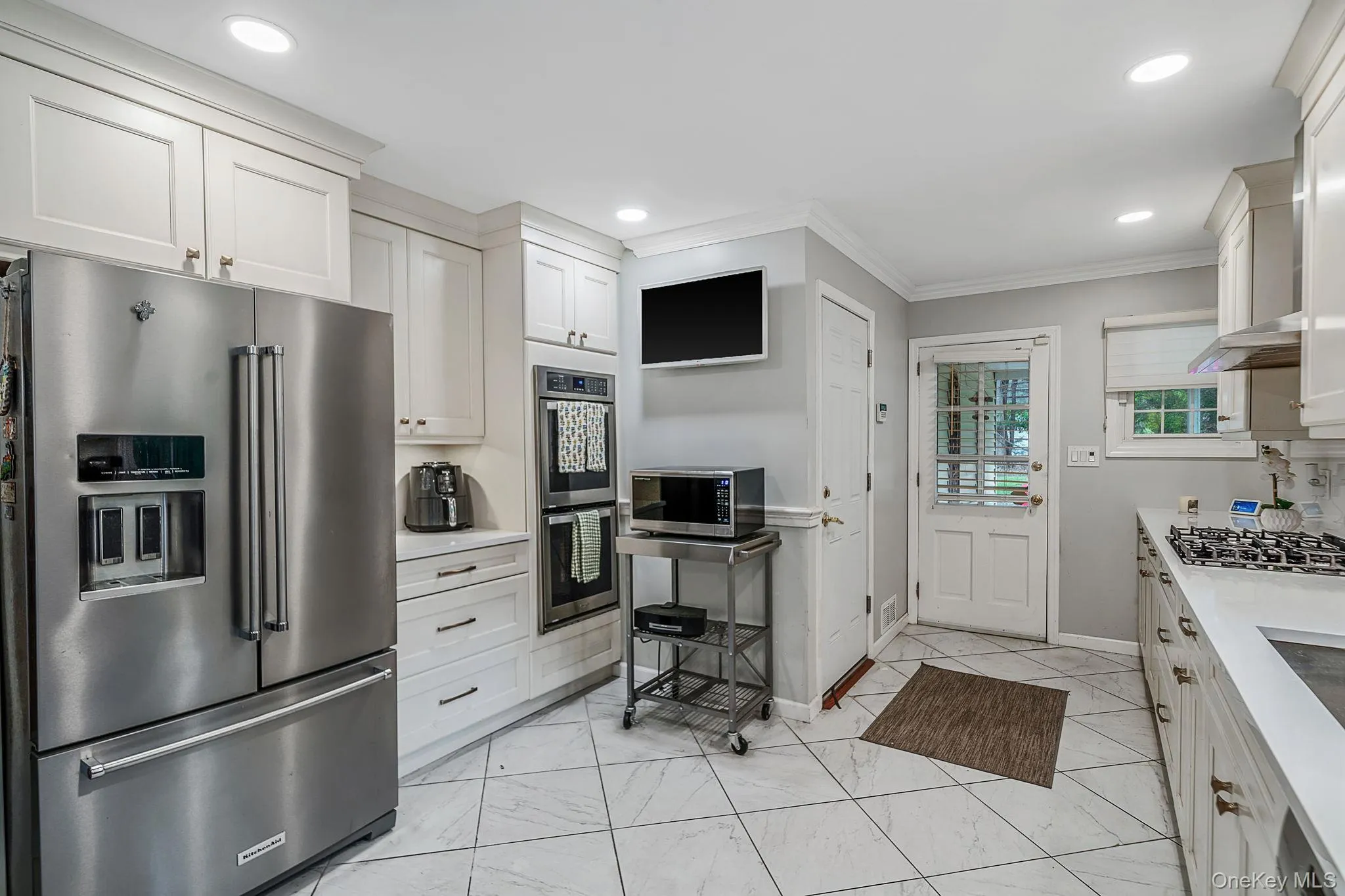 Stainless appliances, double wall oven, gas cooking Stainless appliances, double wall oven, gas cooking