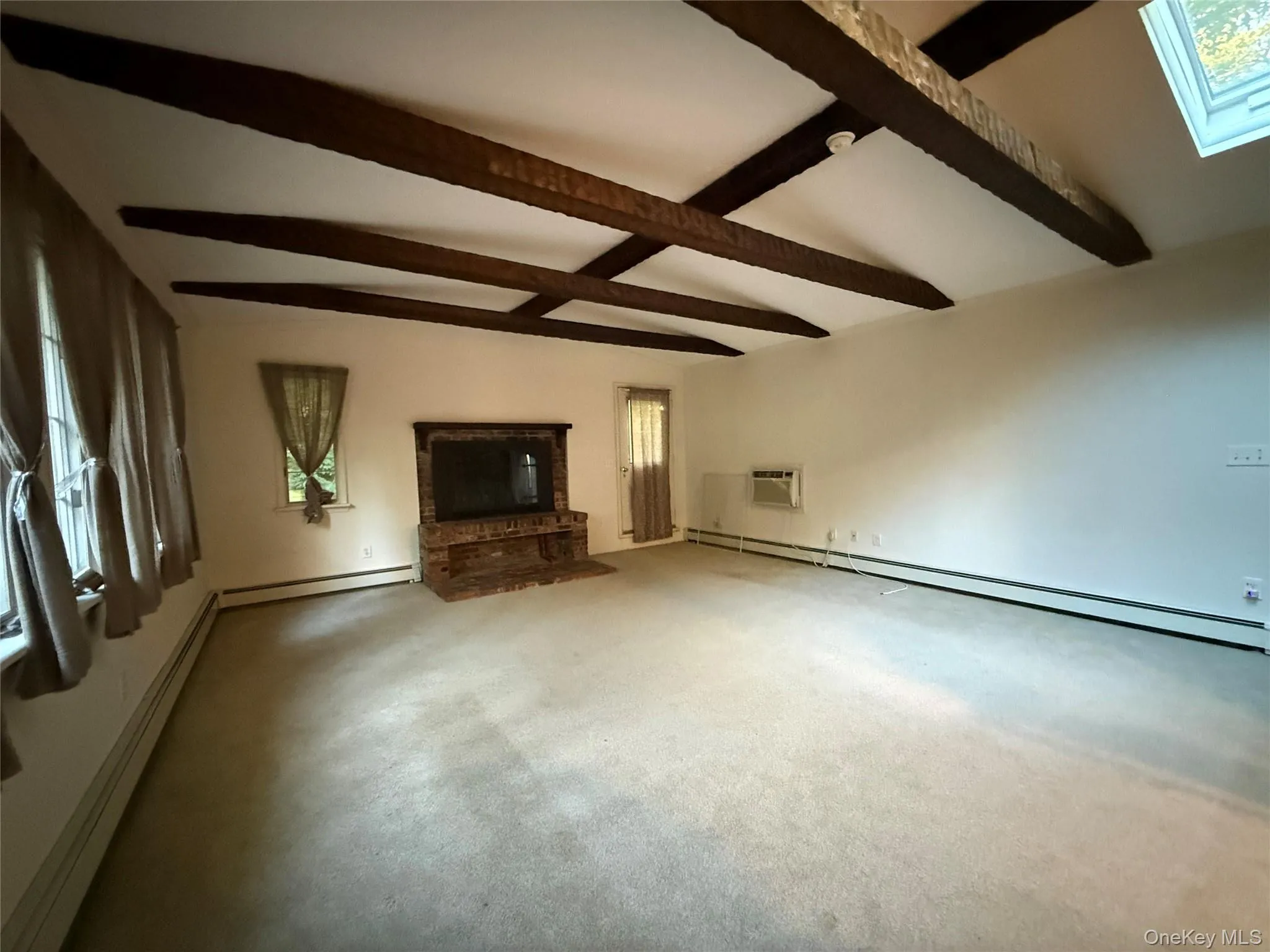 A Wonderful Space With Lots Of Light & Easy Access To The Outside. A Wonderful Space With Lots Of Light & Easy Access To The Outside.