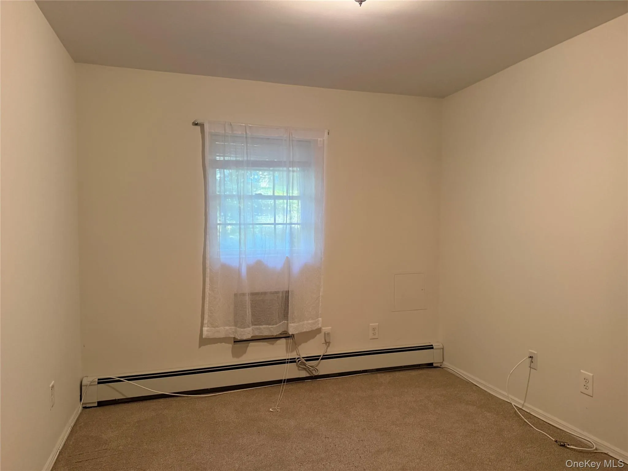 Nice Size Bedroom (Located On The Main Floor) Nice Size Bedroom (Located On The Main Floor)