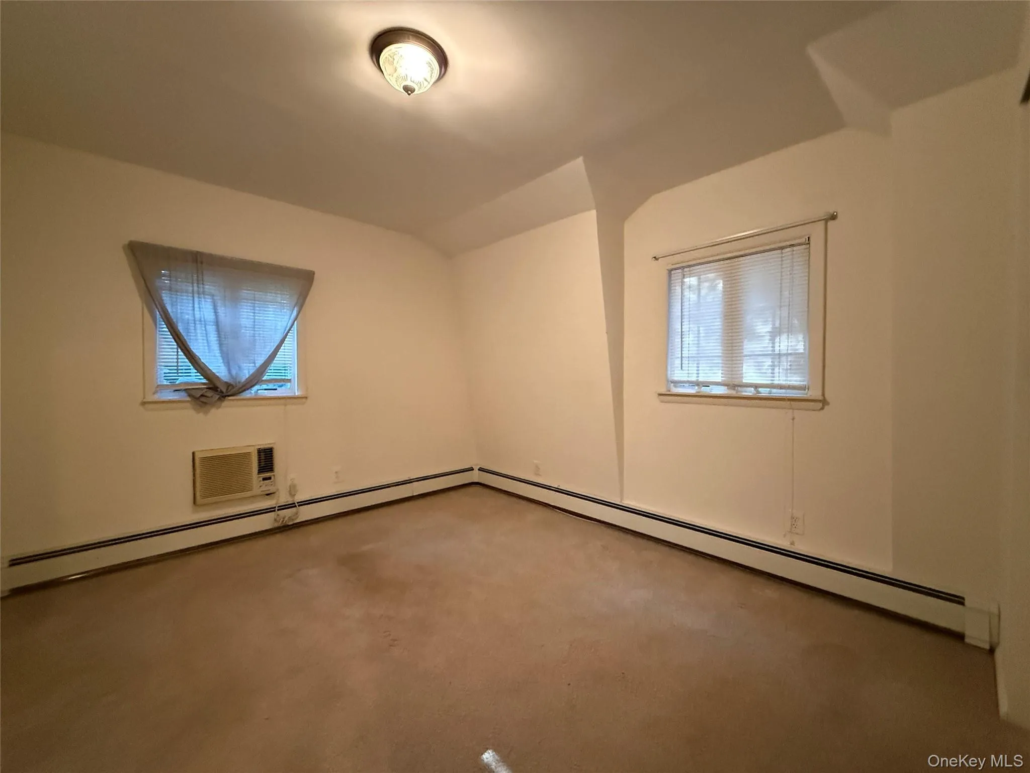 Large Bedroom (2nd Floor)- Lots Of Light Large Bedroom (2nd Floor)- Lots Of Light