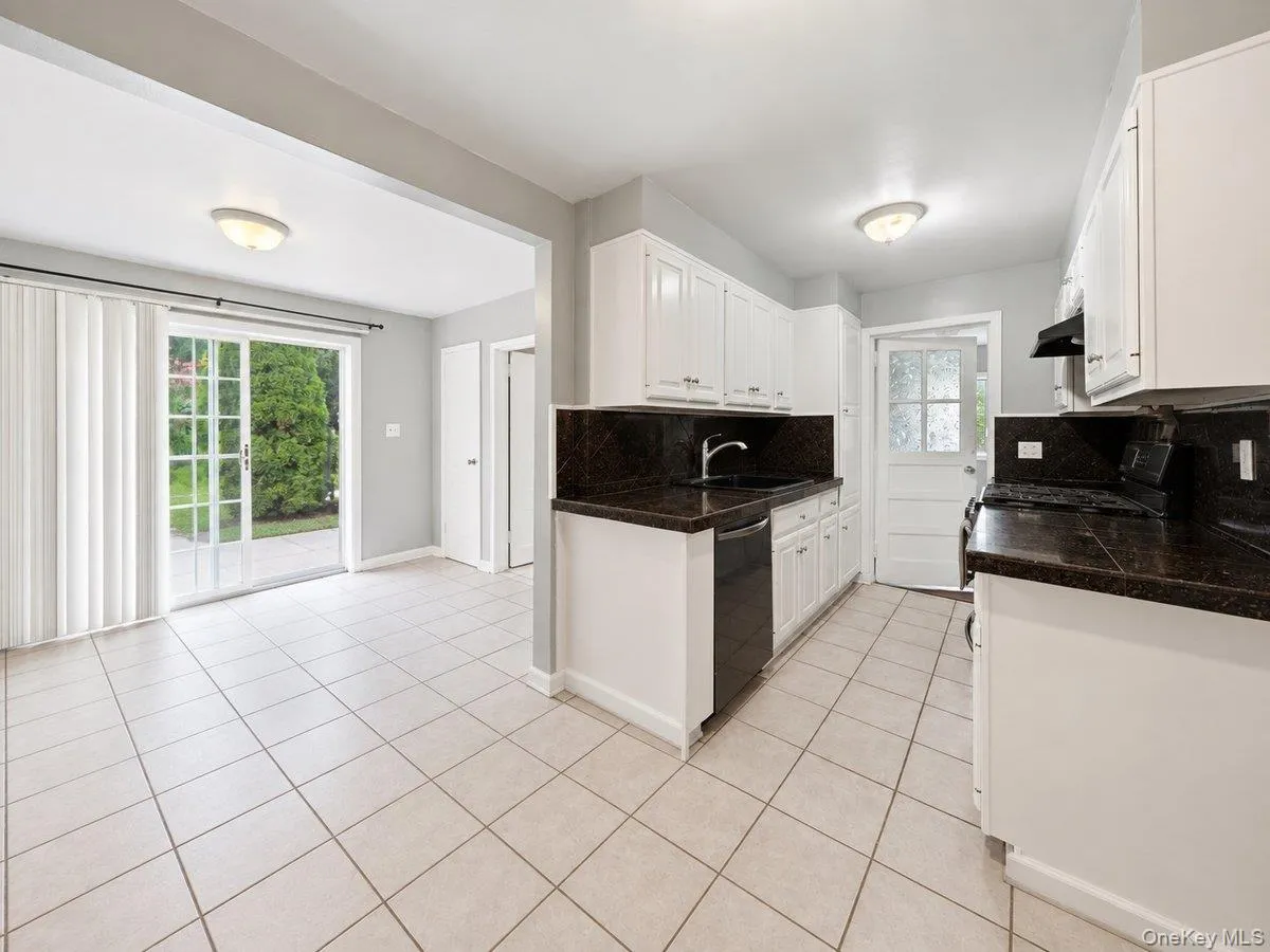 140 Whitman Road, Yonkers, NY, 4 Bedrooms Bedrooms, 12 Rooms Rooms,2 BathroomsBathrooms,Residential,For Rent,Whitman,0,1050087 140 Whitman Road, Yonkers, NY, 4 Bedrooms Bedrooms, 12 Rooms Rooms,2 BathroomsBathrooms,Residential,For Rent,Whitman,0,1050087