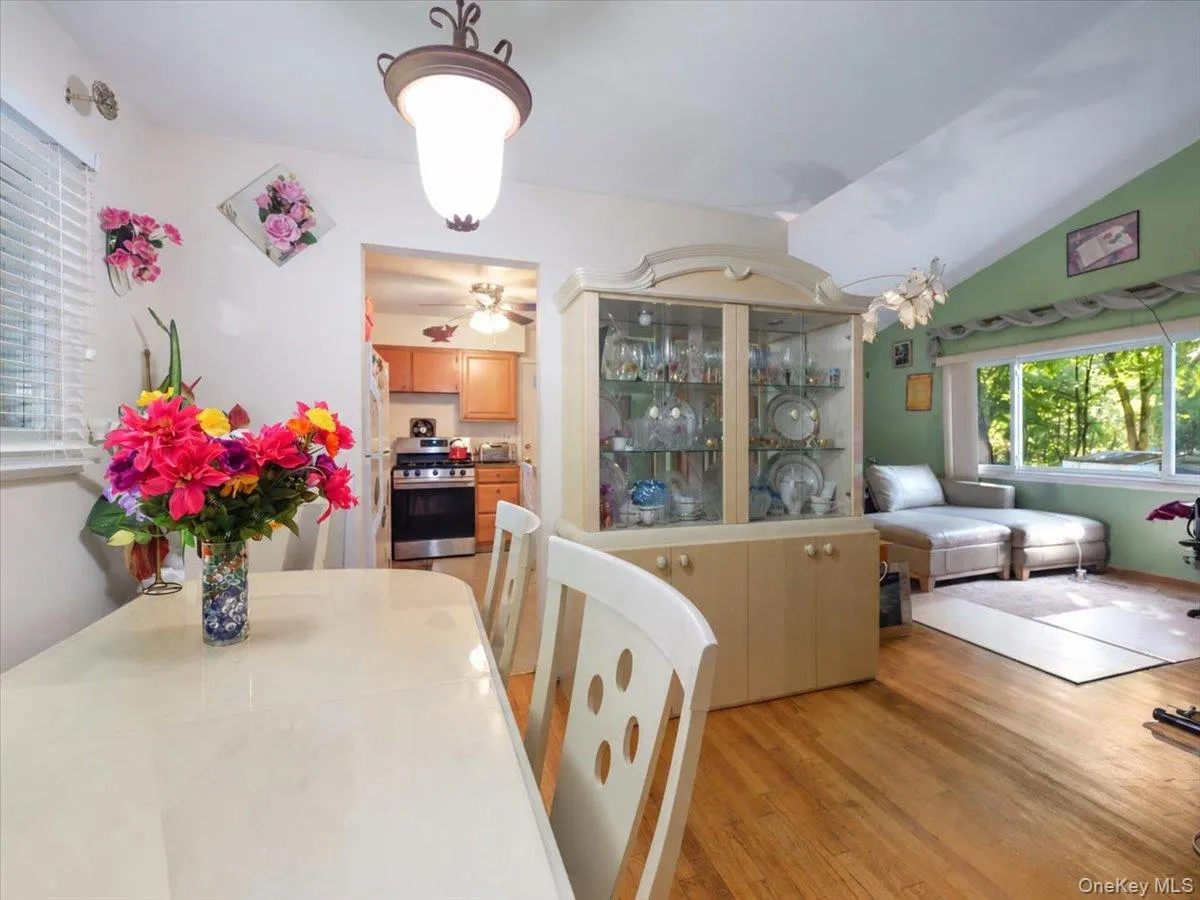 6 Byron Street, Clarkstown, NY, 3 Bedrooms Bedrooms, 5 Rooms Rooms,1 BathroomBathrooms,Residential,For Rent,Byron,0,1050094 6 Byron Street, Clarkstown, NY, 3 Bedrooms Bedrooms, 5 Rooms Rooms,1 BathroomBathrooms,Residential,For Rent,Byron,0,1050094