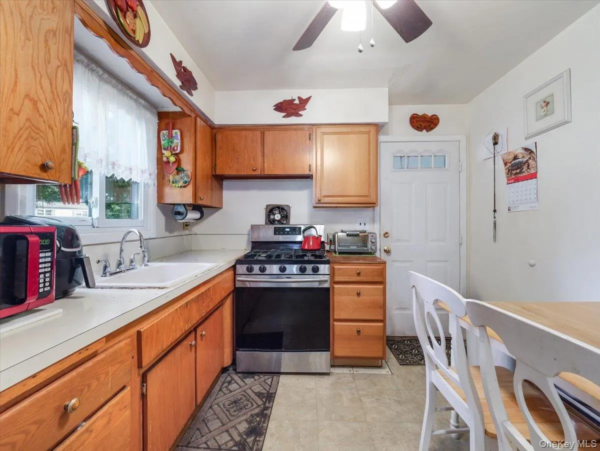 6 Byron Street, Clarkstown, NY, 3 Bedrooms Bedrooms, 5 Rooms Rooms,1 BathroomBathrooms,Residential,For Rent,Byron,0,1050094 6 Byron Street, Clarkstown, NY, 3 Bedrooms Bedrooms, 5 Rooms Rooms,1 BathroomBathrooms,Residential,For Rent,Byron,0,1050094