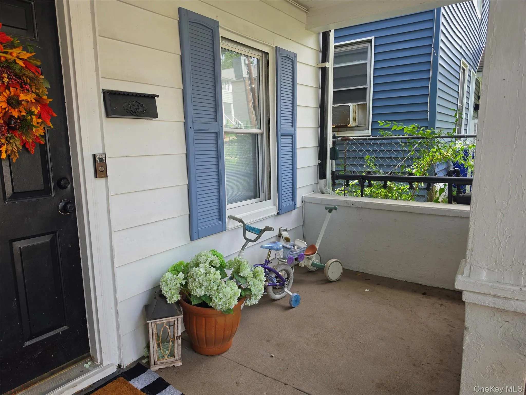 Another sitting area in front of house. Another sitting area in front of house.