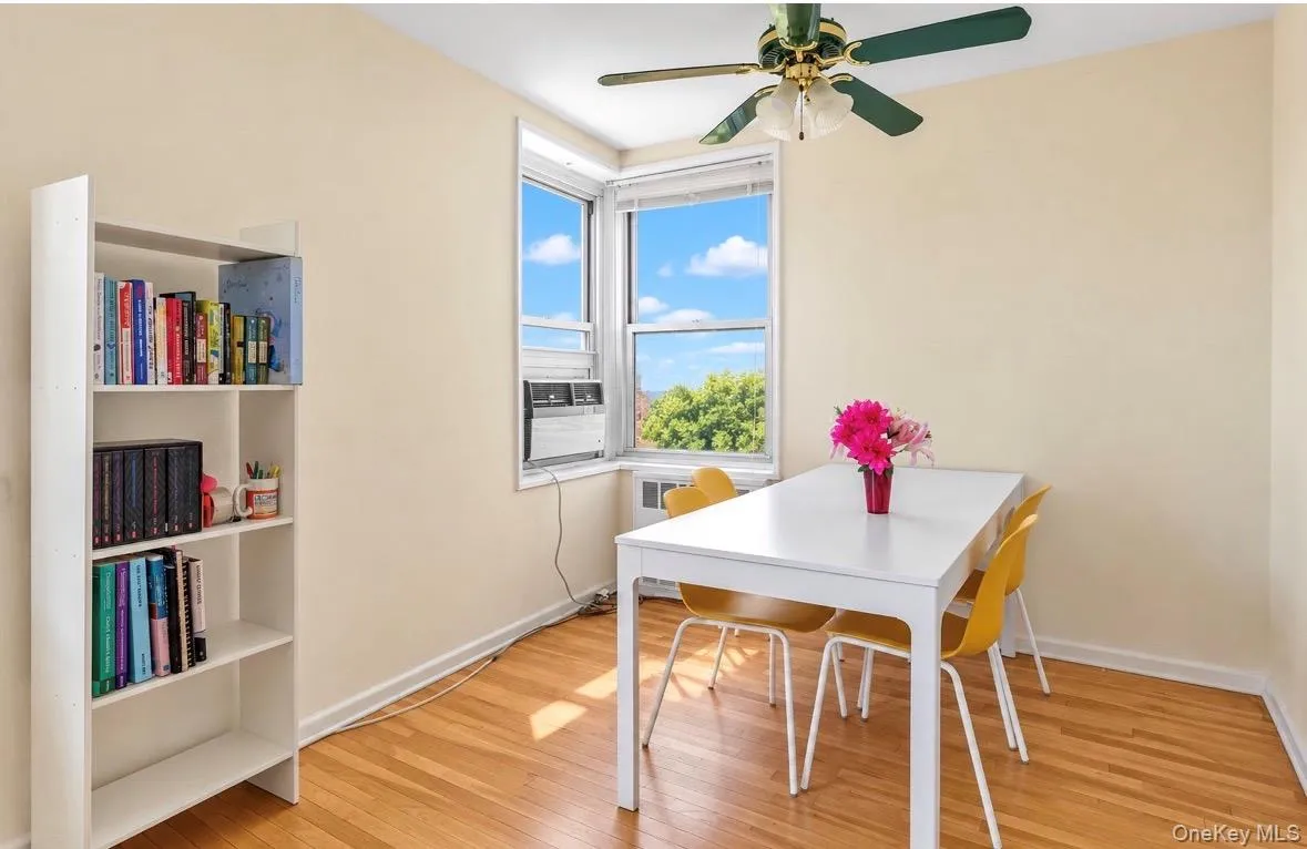 Corner 'Flexible' Dining Area! Can use as Den/'2nd' Guest Bedroom area'/Zen area! Corner 'Flexible' Dining Area! Can use as Den/'2nd' Guest Bedroom area'/Zen area!