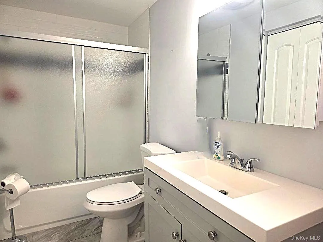 Full bath with tub Full bath with tub