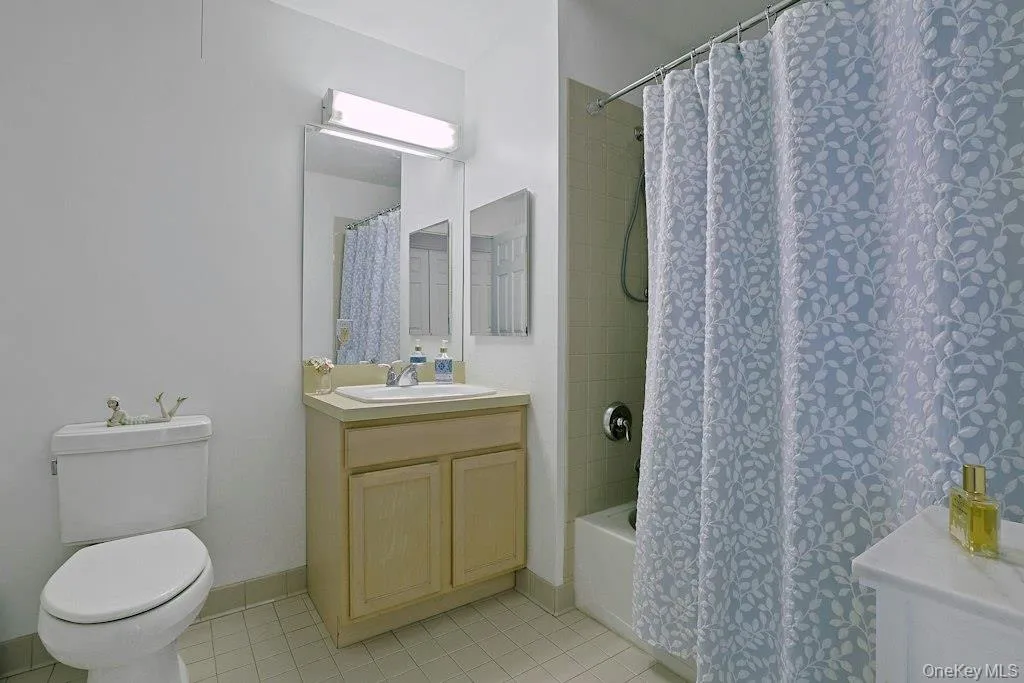 Hall Bathroom with tub/shower Hall Bathroom with tub/shower