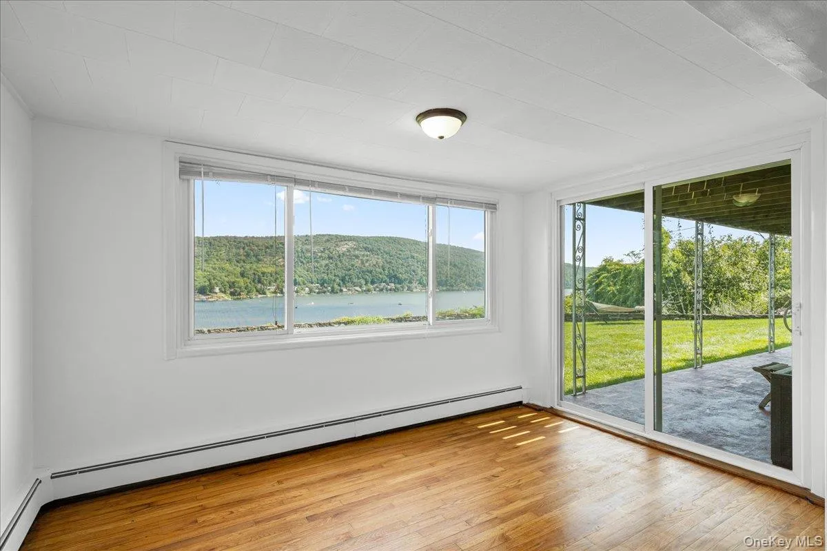 Beautiful views, hardwood floors, access to patio and lots of sunlight. Beautiful views, hardwood floors, access to patio and lots of sunlight.