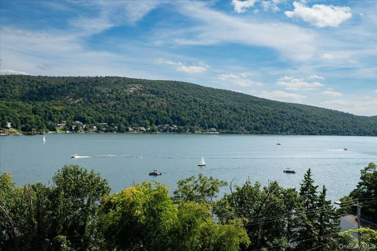 Throughout the spring and summer Greenwood Lake is dotted with motorboats, kayaks, paddleboards and waverunners. In winter one can see ice fisherman, ice skaters and snow mobiles. Throughout the spring and summer Greenwood Lake is dotted with motorboats, kayaks, paddleboards and waverunners. In winter one can see ice fisherman, ice skaters and snow mobiles.