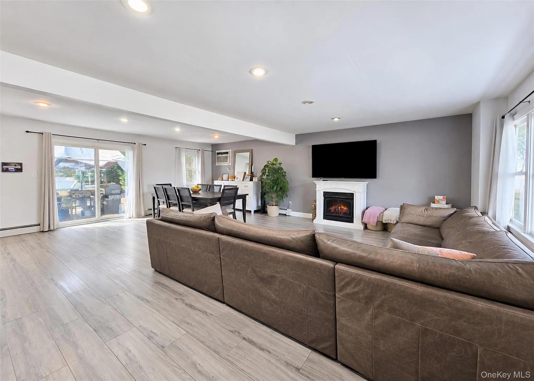 Open Concept to Dining area and kitchen Open Concept to Dining area and kitchen