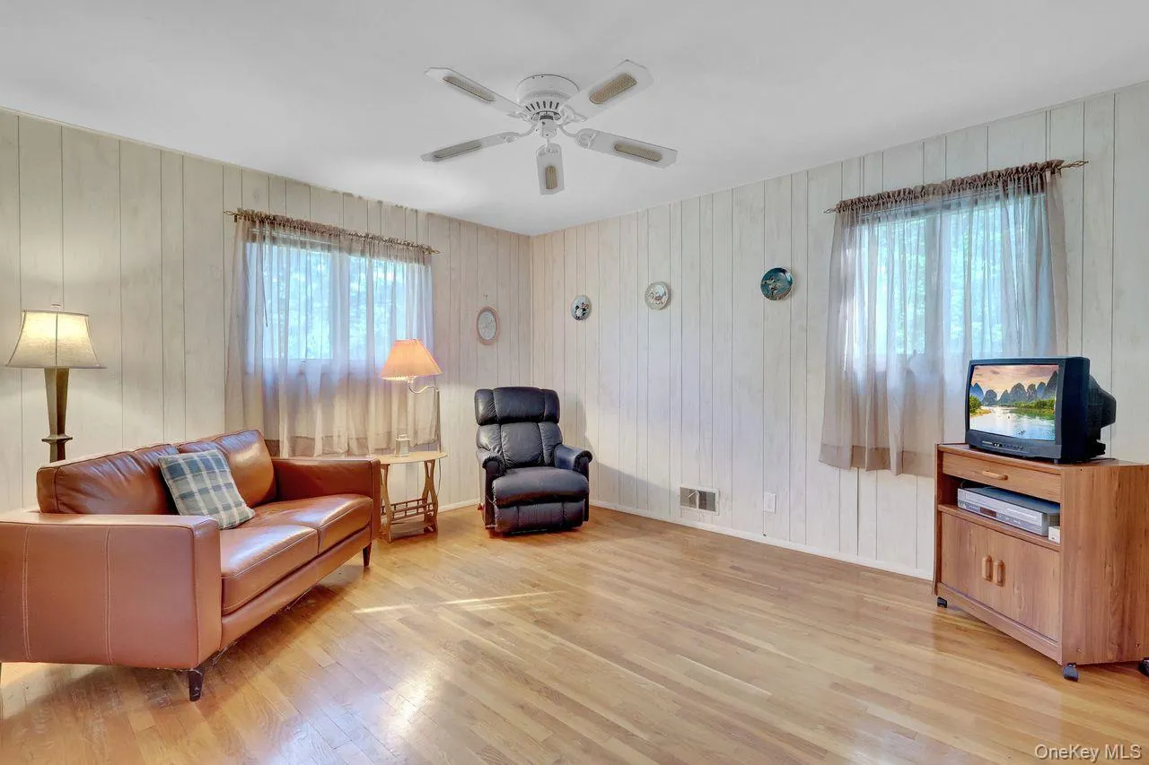 1st Bedroom has Hardwood flooring 1st Bedroom has Hardwood flooring