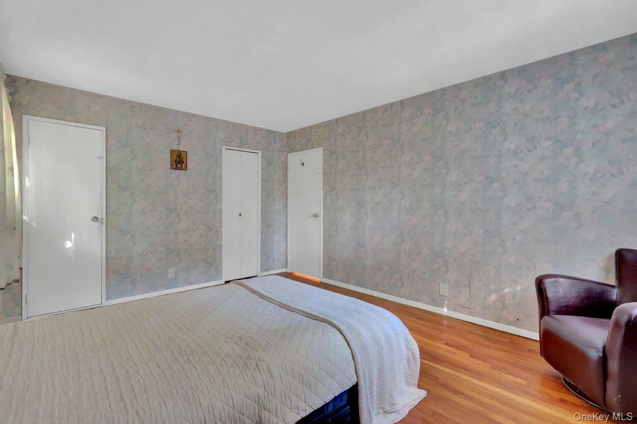 Large Primary Bedroom with walk in closet and bathroom access. Large Primary Bedroom with walk in closet and bathroom access.