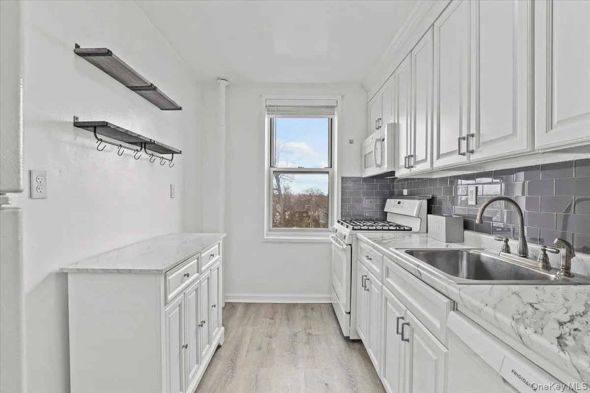 1 Oakridge Place, Eastchester, NY, 1 Bedroom Bedrooms, 4 Room Rooms,1 BathroomBathrooms,Residential Lease,For Rent,Oakridge Place,0,1050215 1 Oakridge Place, Eastchester, NY, 1 Bedroom Bedrooms, 4 Room Rooms,1 BathroomBathrooms,Residential Lease,For Rent,Oakridge Place,0,1050215