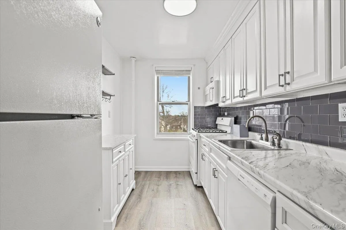 1 Oakridge Place, Eastchester, NY, 1 Bedroom Bedrooms, 4 Room Rooms,1 BathroomBathrooms,Residential Lease,For Rent,Oakridge Place,0,1050215 1 Oakridge Place, Eastchester, NY, 1 Bedroom Bedrooms, 4 Room Rooms,1 BathroomBathrooms,Residential Lease,For Rent,Oakridge Place,0,1050215