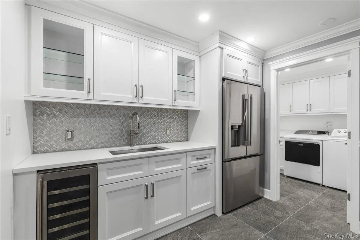 Lower Level- Wet bar Lower Level- Wet bar