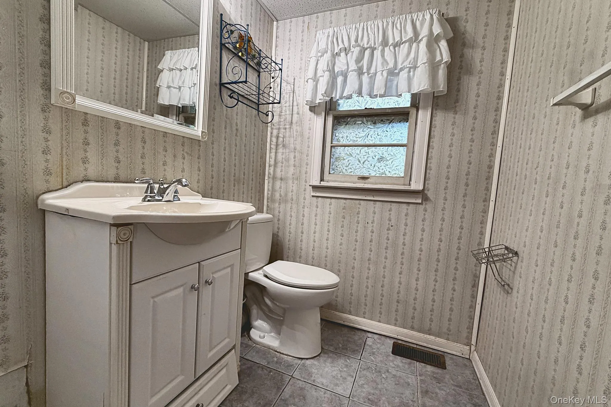 11 Robinhood Lane, Southampton, New York 11968
