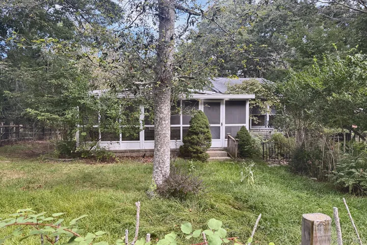 11 Robinhood Lane, Southampton, New York 11968