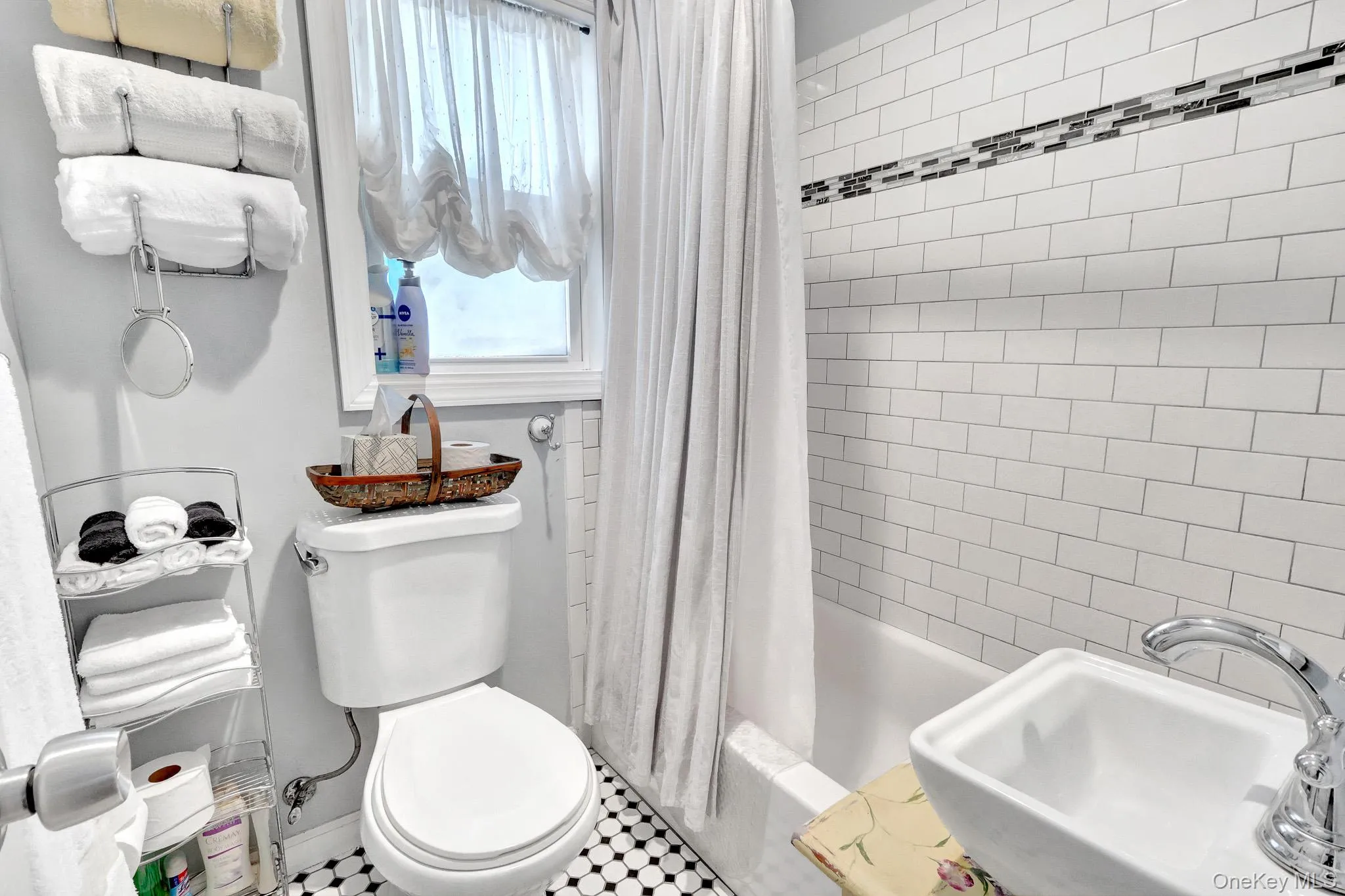 30 Neptune Place, Riverhead, NY, 2 Bedrooms Bedrooms, 5 Rooms Rooms,1 BathroomBathrooms,Residential,For Rent,Neptune,0,1050271 30 Neptune Place, Riverhead, NY, 2 Bedrooms Bedrooms, 5 Rooms Rooms,1 BathroomBathrooms,Residential,For Rent,Neptune,0,1050271