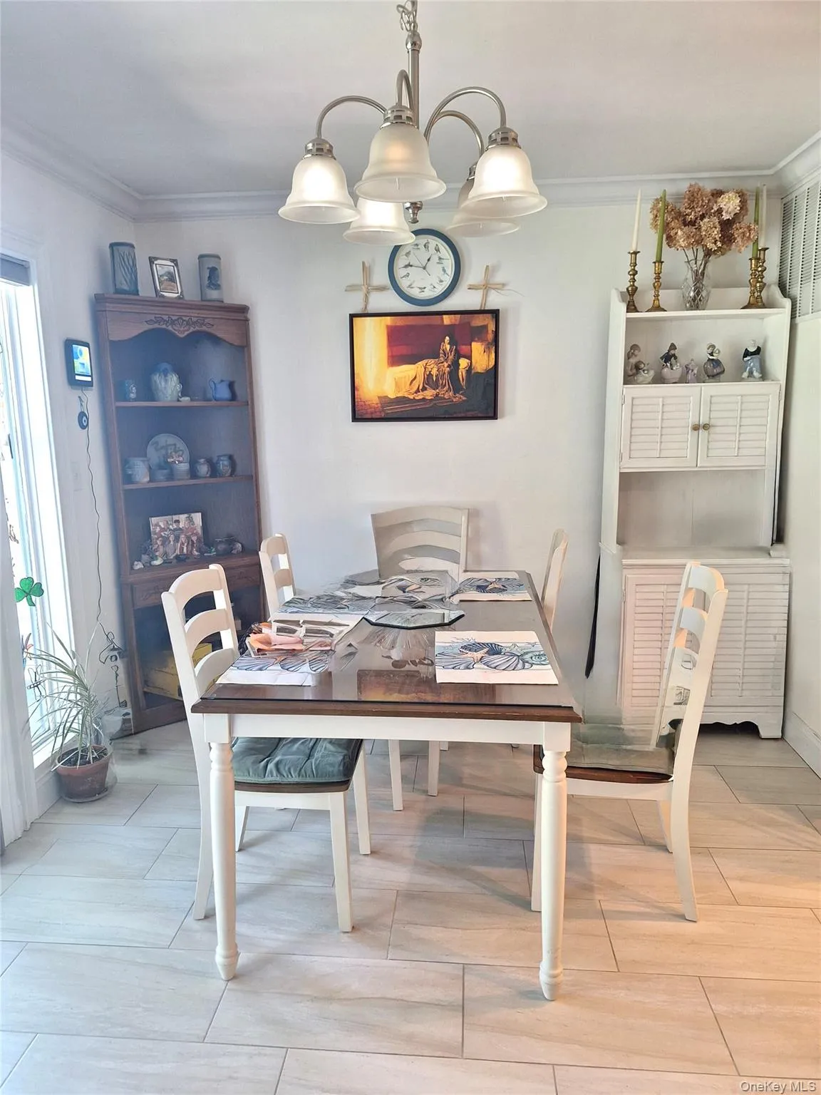 Nice bright dining room attached to the kitchen and living room areas with sliding glass doors to the patio. Nice bright dining room attached to the kitchen and living room areas with sliding glass doors to the patio.