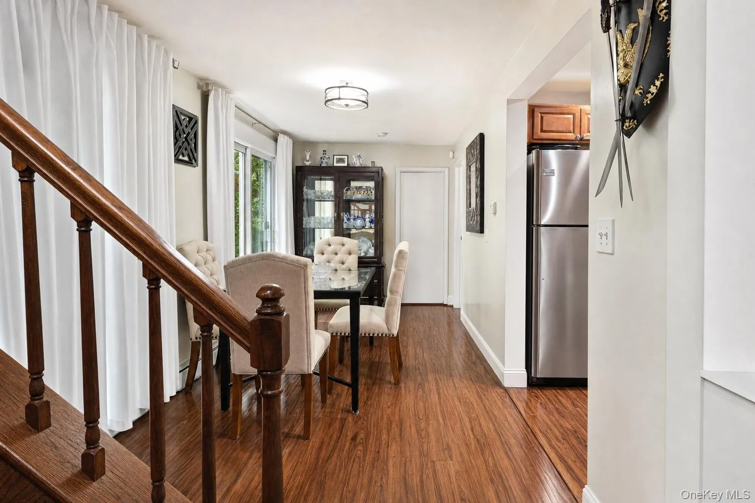 Floor 2 with nice sized dining area beside the kitchen~ Floor 2 with nice sized dining area beside the kitchen~