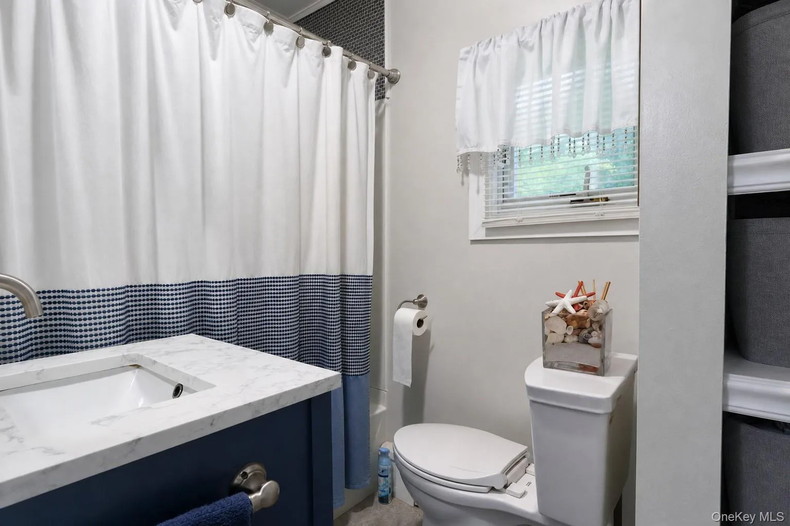 Nicely updated bathroom~ Nicely updated bathroom~