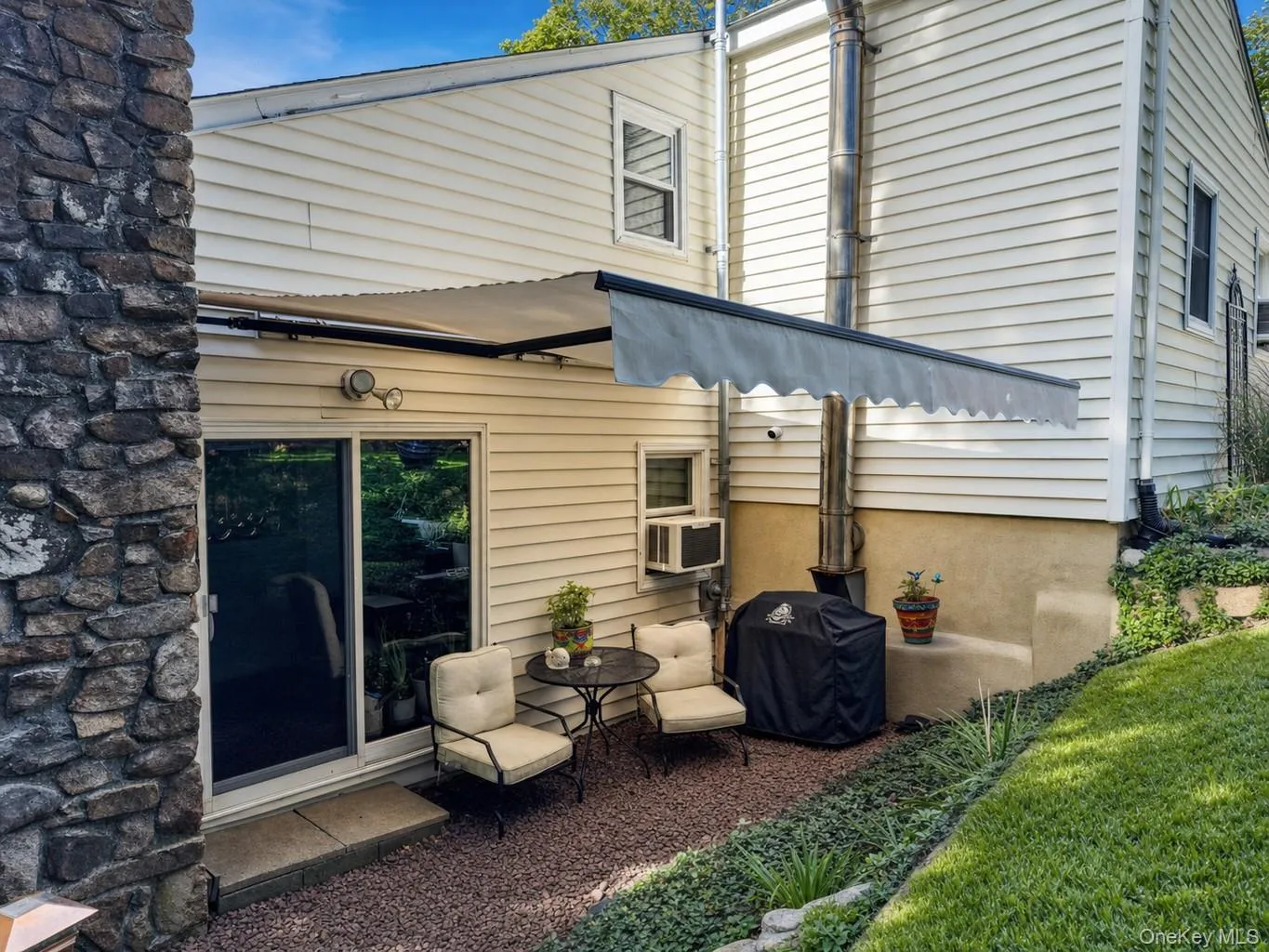 Wonderful pebble patio with new awning! Wonderful pebble patio with new awning!