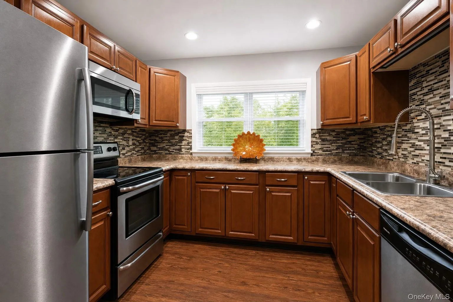 Wonderful kitchen with abundant cabinets and work space! Wonderful kitchen with abundant cabinets and work space!