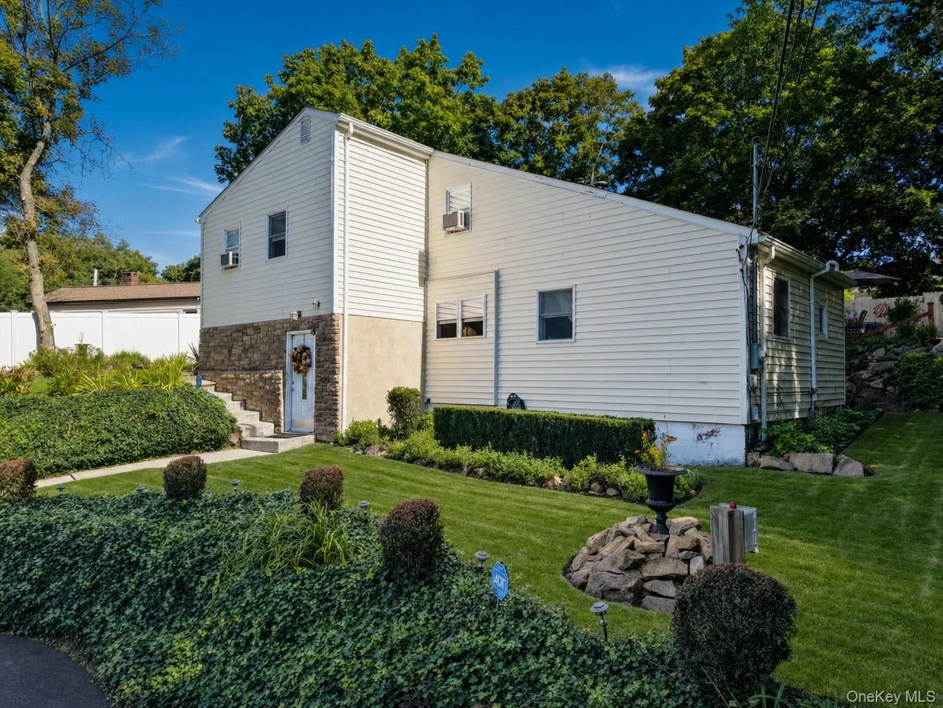 Beautiful curb appeal! Beautiful curb appeal!