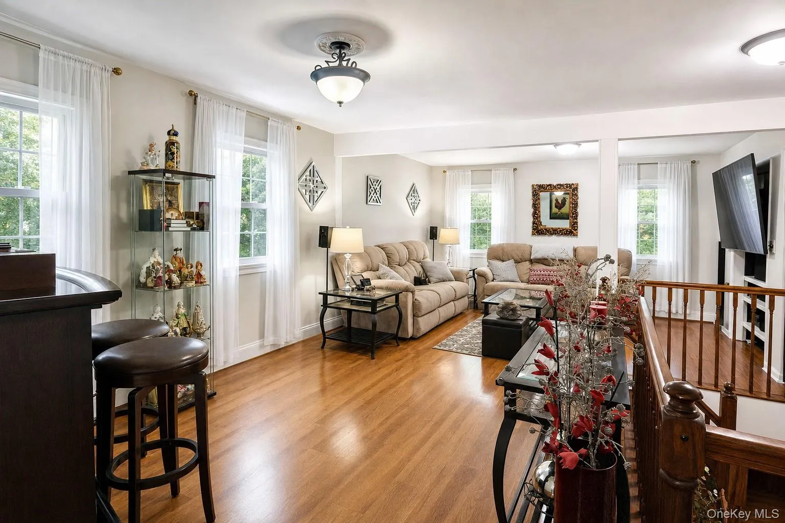 Generous space! Wonderful natural light from the many windows! Generous space! Wonderful natural light from the many windows!