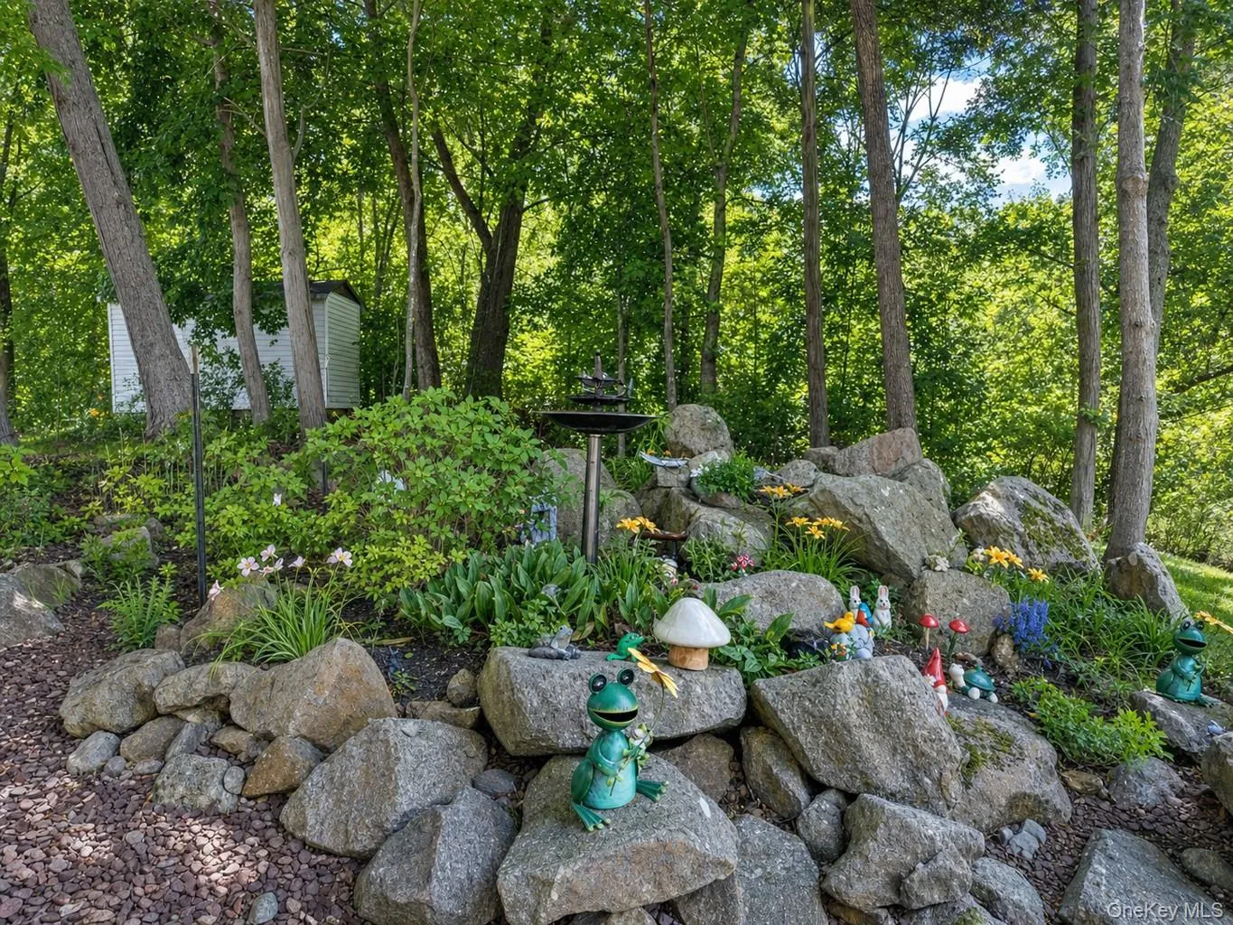 Special features in back yard with rock gardens and wooded "forest area" Special features in back yard with rock gardens and wooded "forest area"