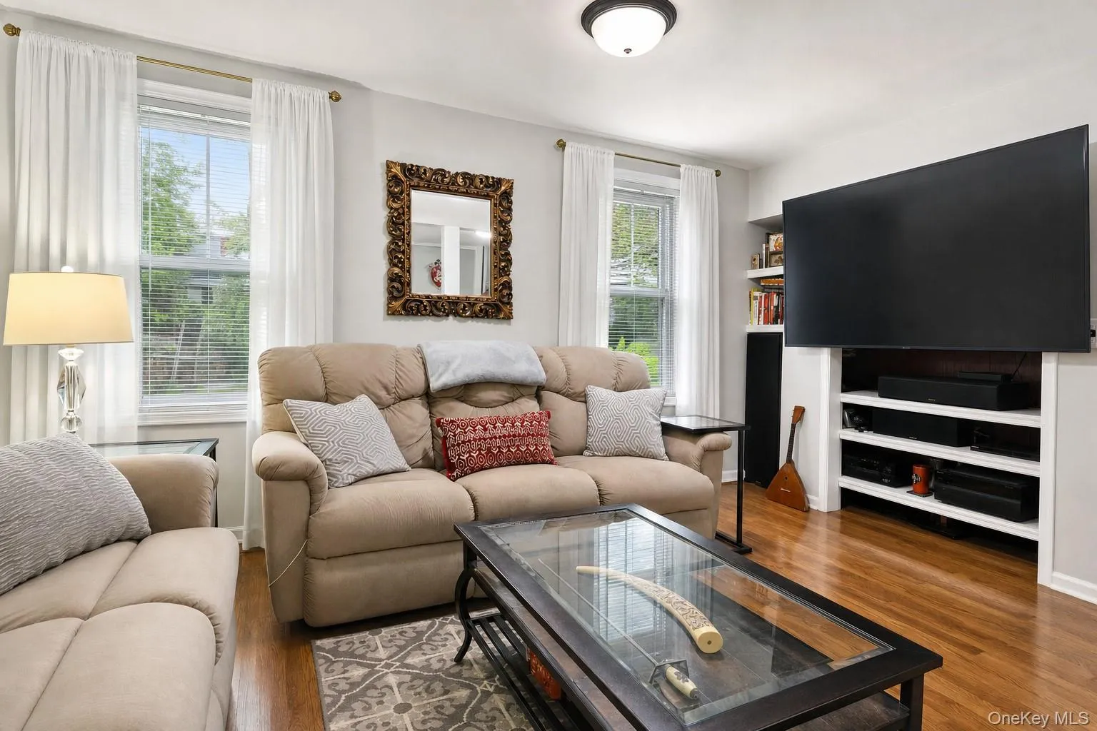 Wonderful built in shelves surround area for TV Wonderful built in shelves surround area for TV