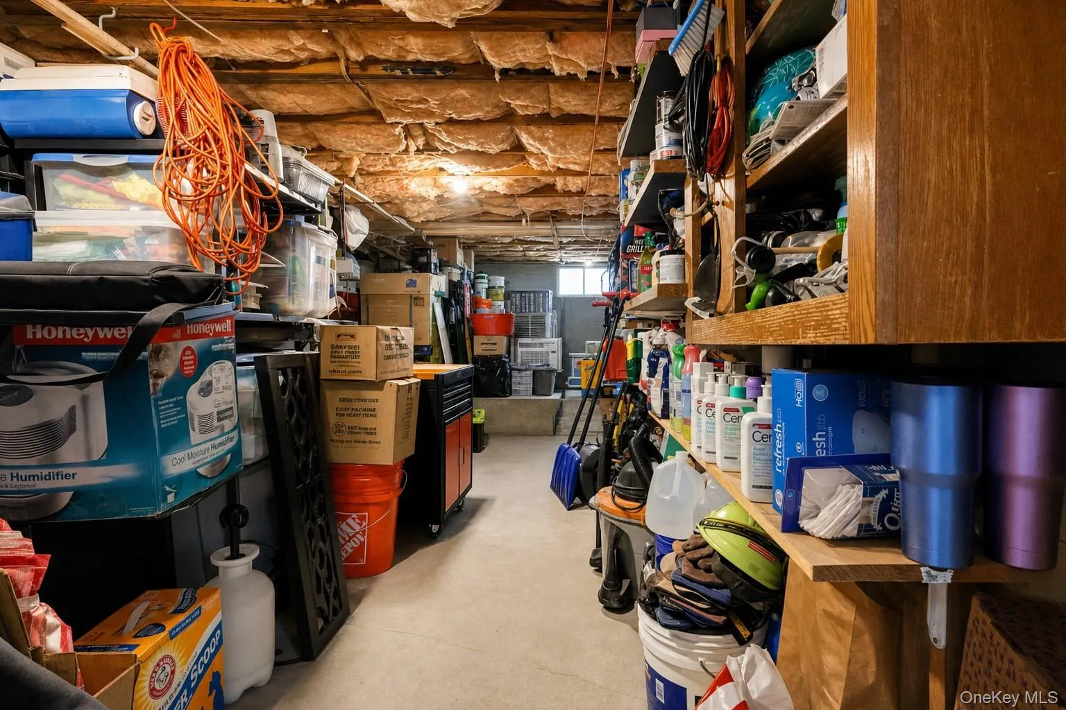 Huge storage room on first floor! Huge storage room on first floor!