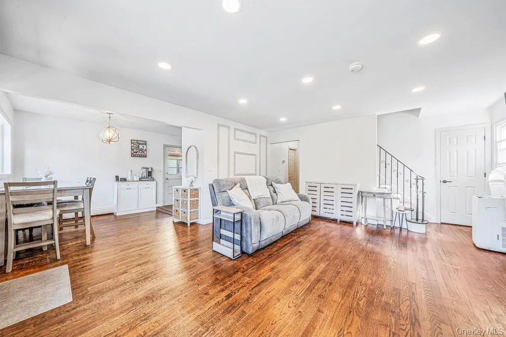 41 Saltaire Road, Babylon, NY, 4 Bedrooms Bedrooms, 7 Rooms Rooms,2 BathroomsBathrooms,Residential,For Rent,Saltaire,0,1050339 41 Saltaire Road, Babylon, NY, 4 Bedrooms Bedrooms, 7 Rooms Rooms,2 BathroomsBathrooms,Residential,For Rent,Saltaire,0,1050339
