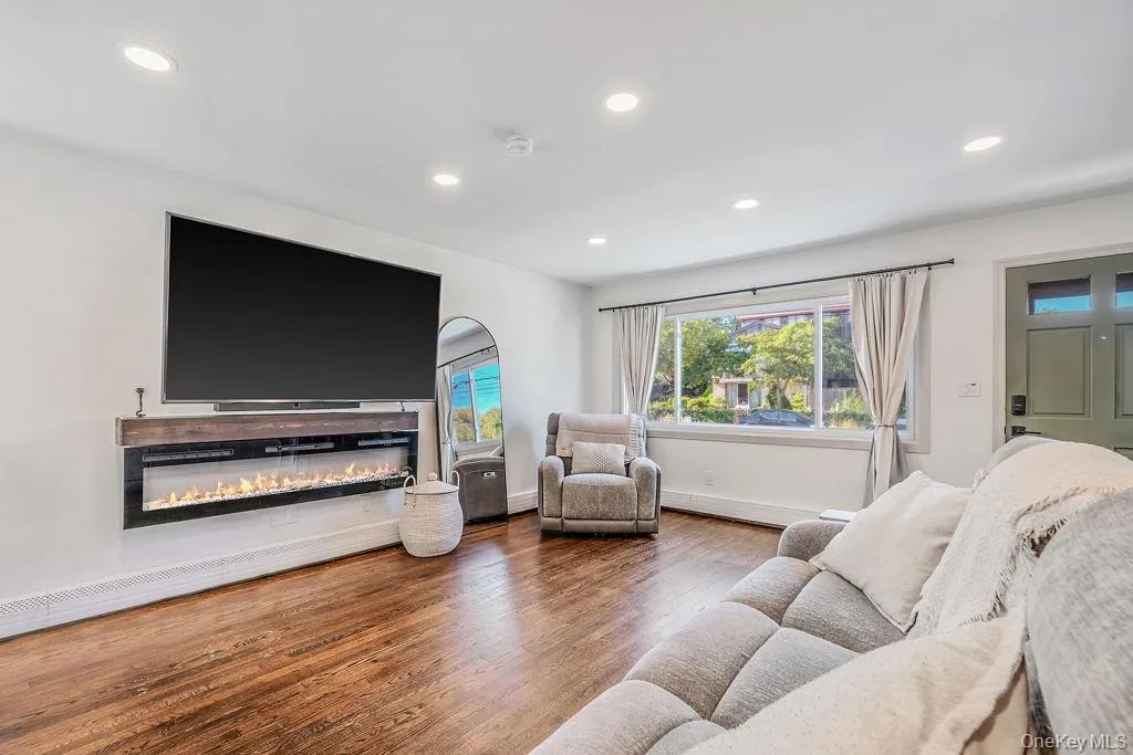41 Saltaire Road, Babylon, NY, 4 Bedrooms Bedrooms, 7 Rooms Rooms,2 BathroomsBathrooms,Residential,For Rent,Saltaire,0,1050339 41 Saltaire Road, Babylon, NY, 4 Bedrooms Bedrooms, 7 Rooms Rooms,2 BathroomsBathrooms,Residential,For Rent,Saltaire,0,1050339