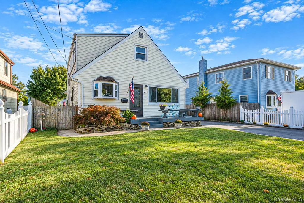 41 Saltaire Road, Babylon, NY, 4 Bedrooms Bedrooms, 7 Rooms Rooms,2 BathroomsBathrooms,Residential,For Rent,Saltaire,0,1050339 41 Saltaire Road, Babylon, NY, 4 Bedrooms Bedrooms, 7 Rooms Rooms,2 BathroomsBathrooms,Residential,For Rent,Saltaire,0,1050339