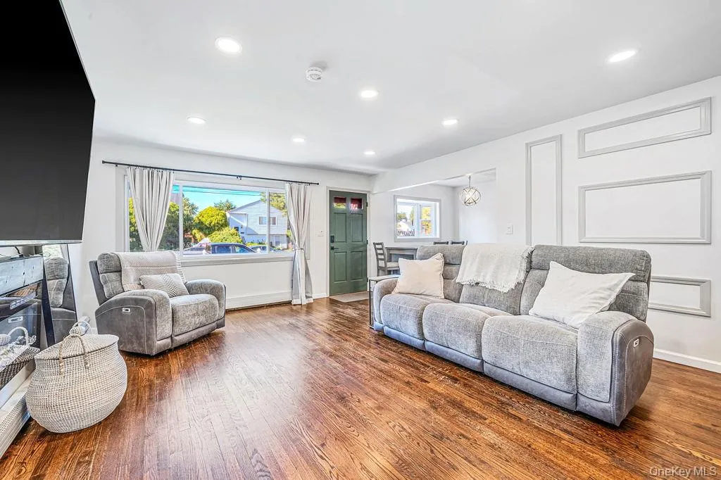 41 Saltaire Road, Babylon, NY, 4 Bedrooms Bedrooms, 7 Rooms Rooms,2 BathroomsBathrooms,Residential,For Rent,Saltaire,0,1050339 41 Saltaire Road, Babylon, NY, 4 Bedrooms Bedrooms, 7 Rooms Rooms,2 BathroomsBathrooms,Residential,For Rent,Saltaire,0,1050339