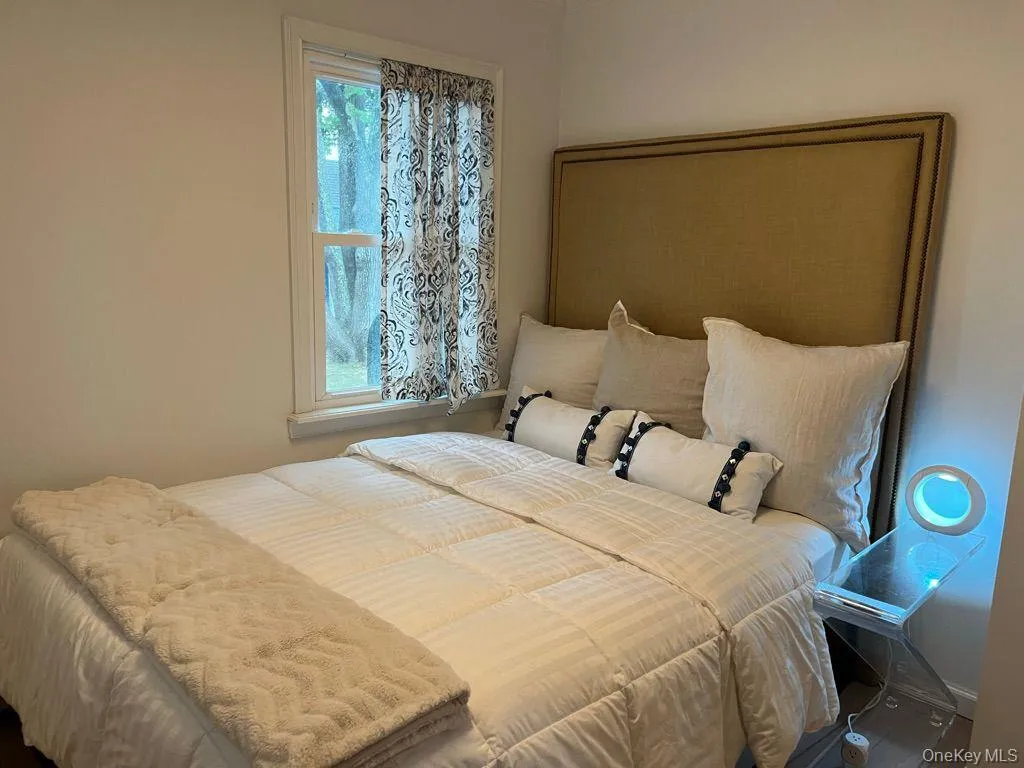 3 Clinton Avenue, Southampton, NY, 2 Bedroom Bedrooms, 5 Room Rooms,1 BathroomBathrooms,Residential Lease,For Rent,Clinton,0,1050385 3 Clinton Avenue, Southampton, NY, 2 Bedroom Bedrooms, 5 Room Rooms,1 BathroomBathrooms,Residential Lease,For Rent,Clinton,0,1050385