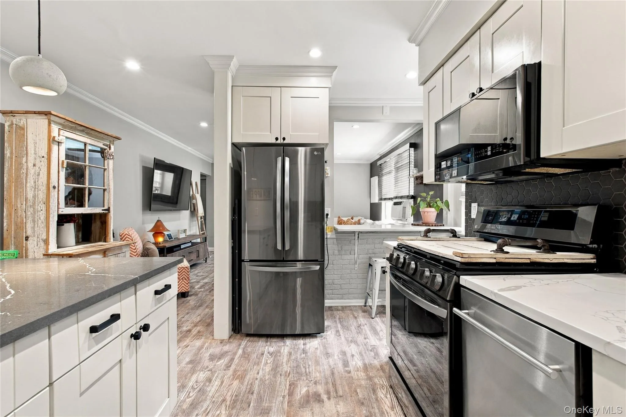 The kitchen opens endlessly to the living room, enhancing the home's bright and connected layout. The kitchen opens endlessly to the living room, enhancing the home's bright and connected layout.