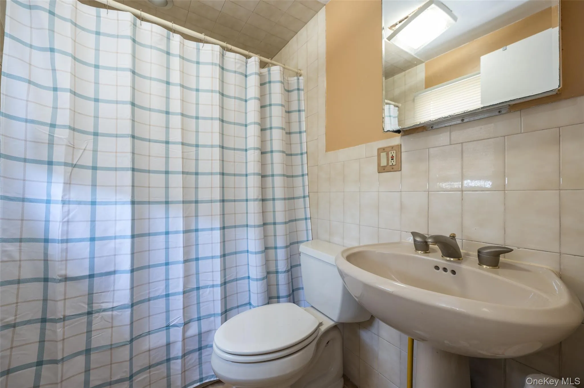 Second Full Bath with Tub Second Full Bath with Tub